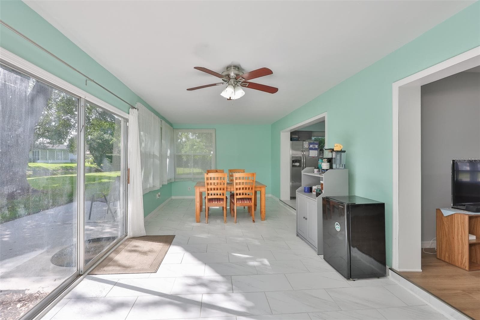 2335 Surrey Ln photo 3