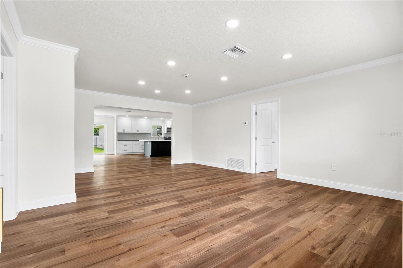 723 W Bayshore Dr photo 4