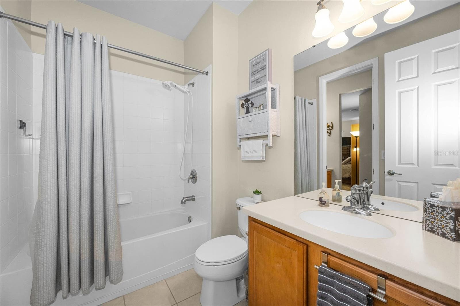 889 Lantern Way photo 4