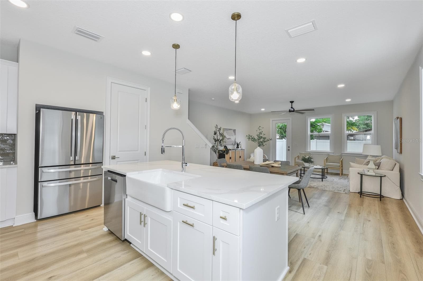 1911 W Beach St photo 2