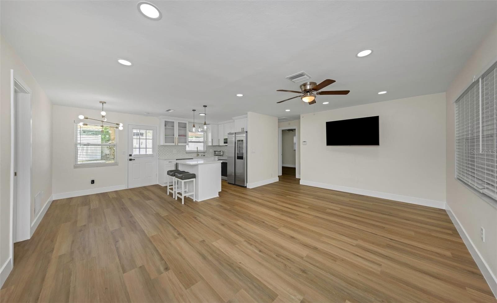 1806 Vancouver Dr photo 3