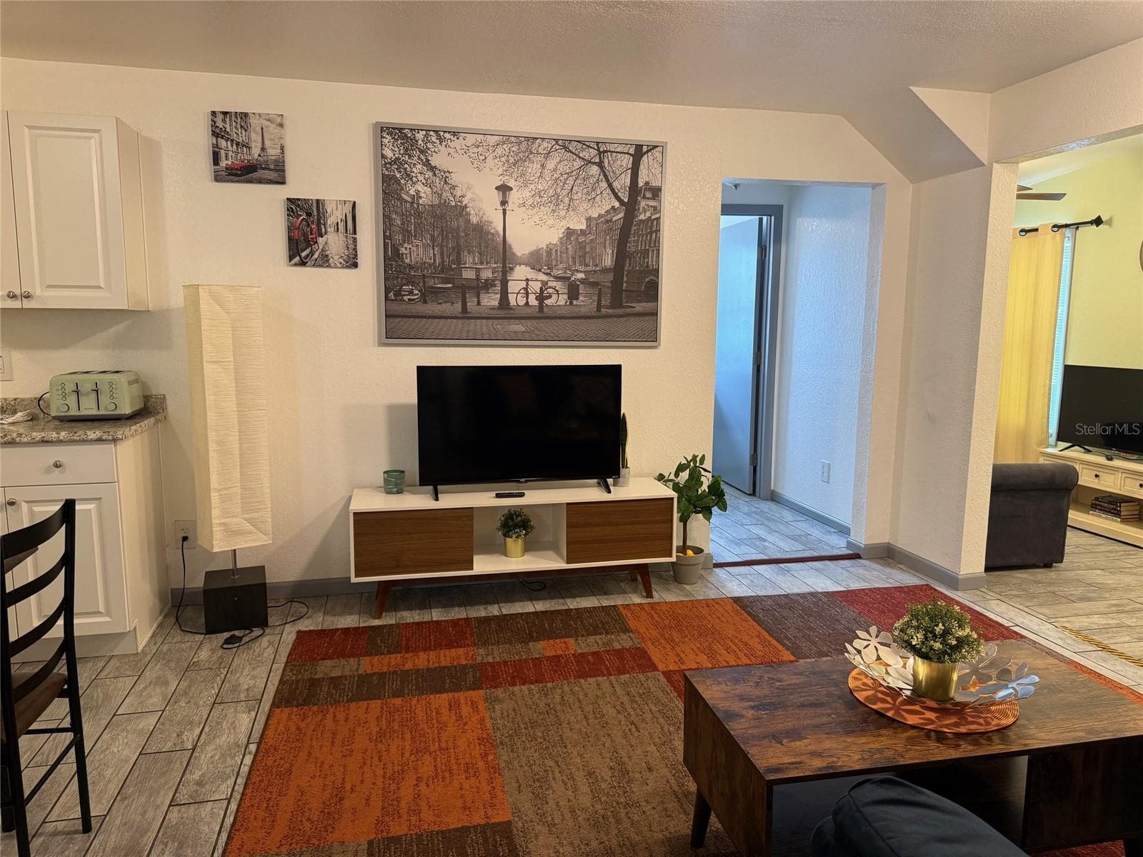 907 N Wabash Ave photo 4