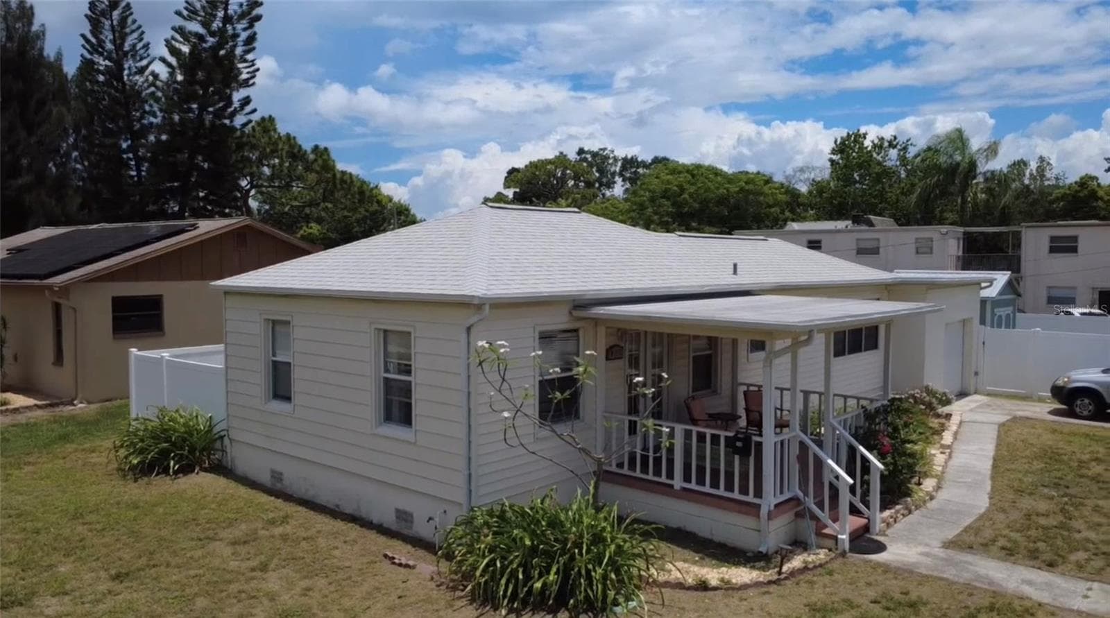 146 NE Madison Cir N photo 3