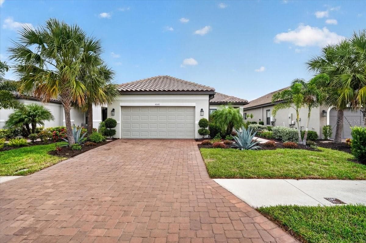 4642 Crestpoint Way photo 3