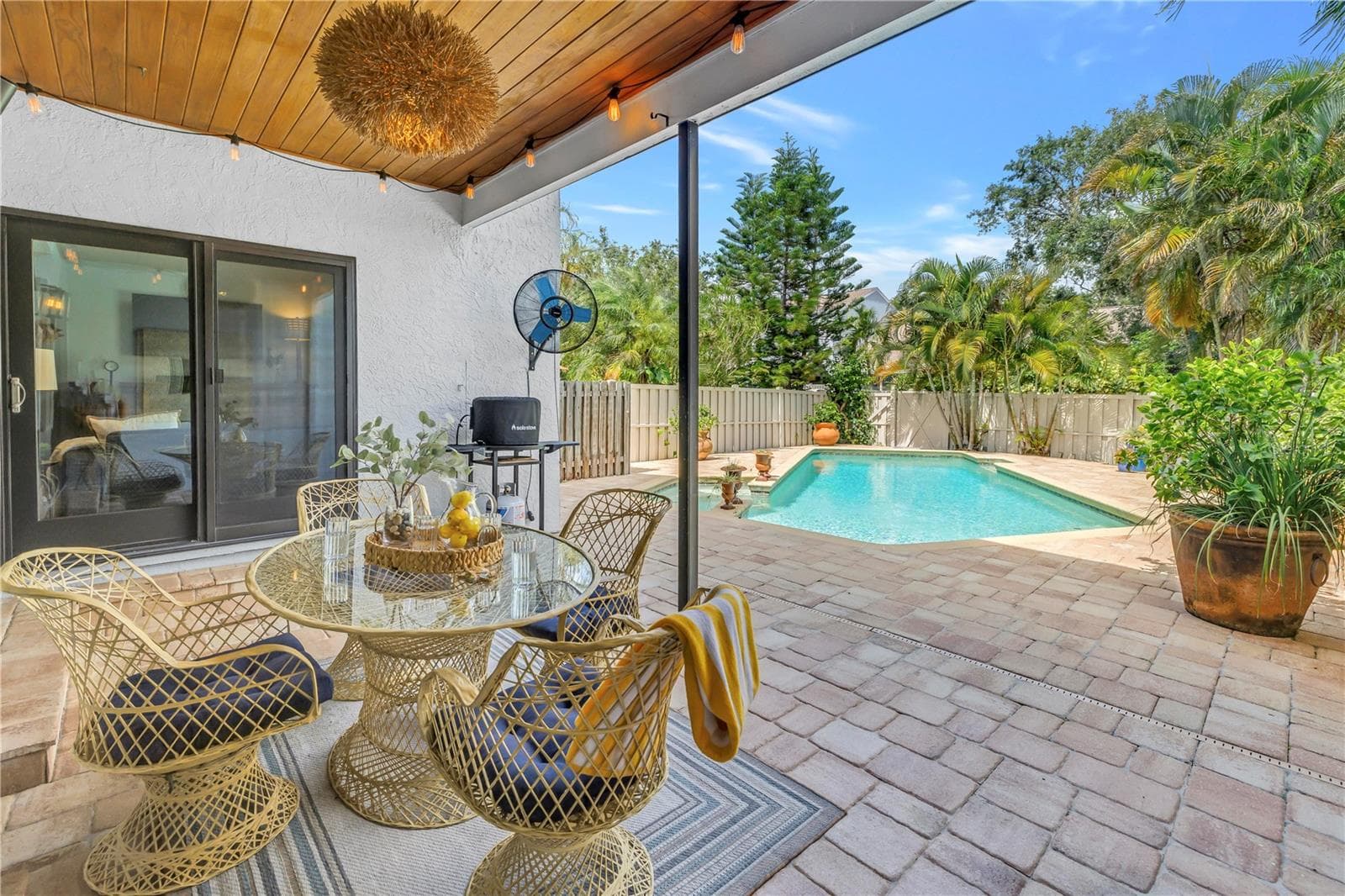 990 San Carlos CT NE photo 2