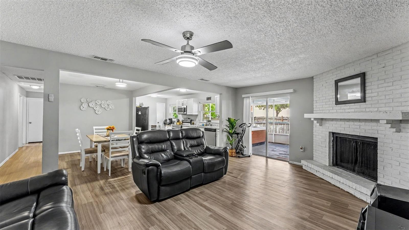 1309 Cinnamon Way W photo 4