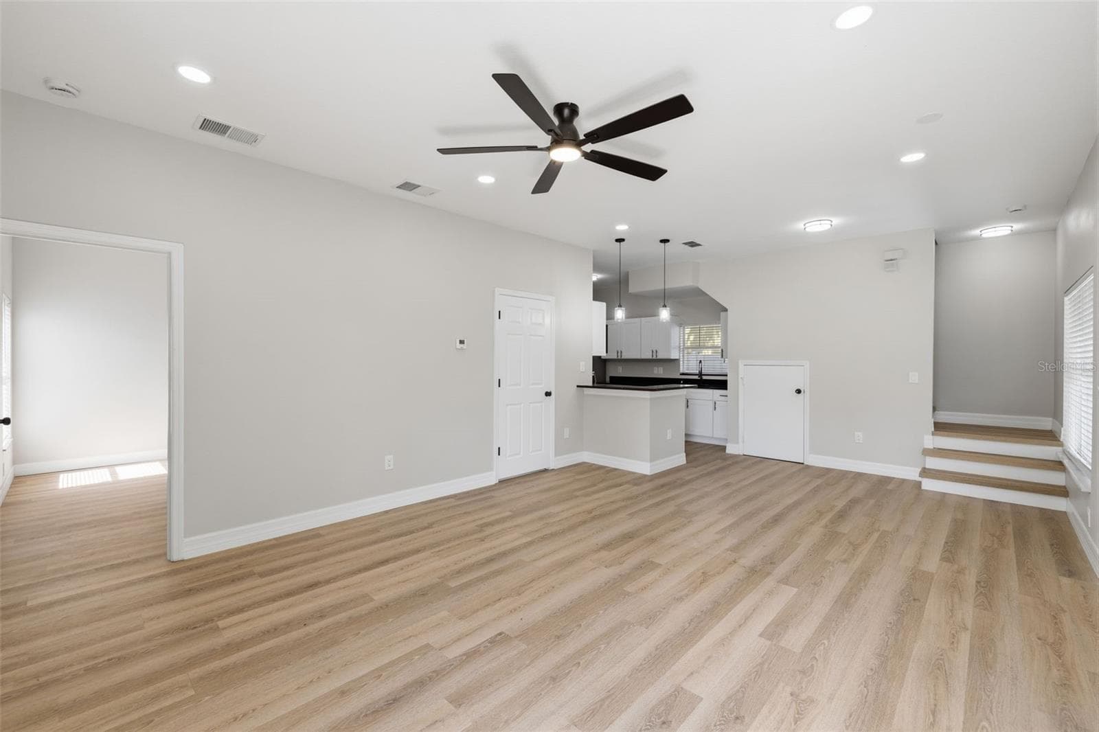 319 E Hanlon St photo 5