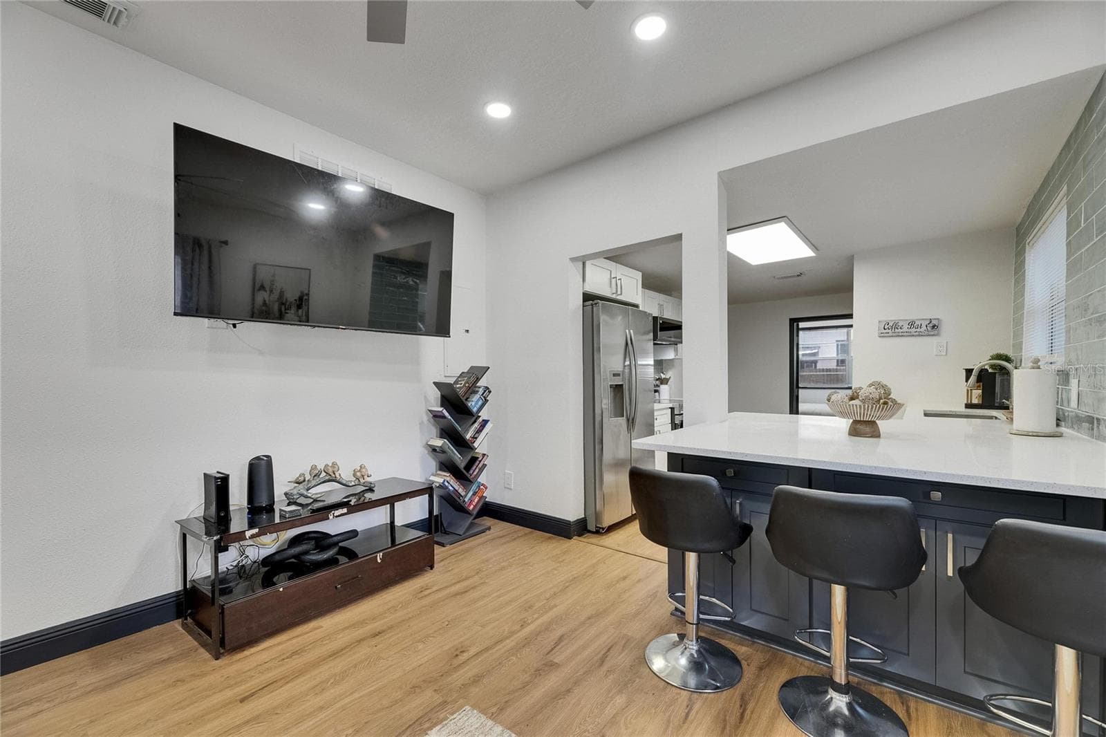 1009 E Columbus Dr photo 3