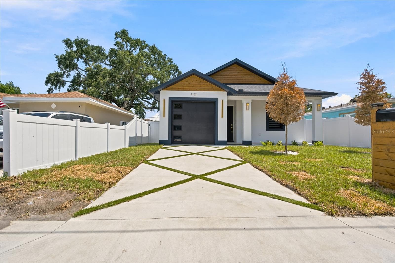 1121 Engman St photo 2
