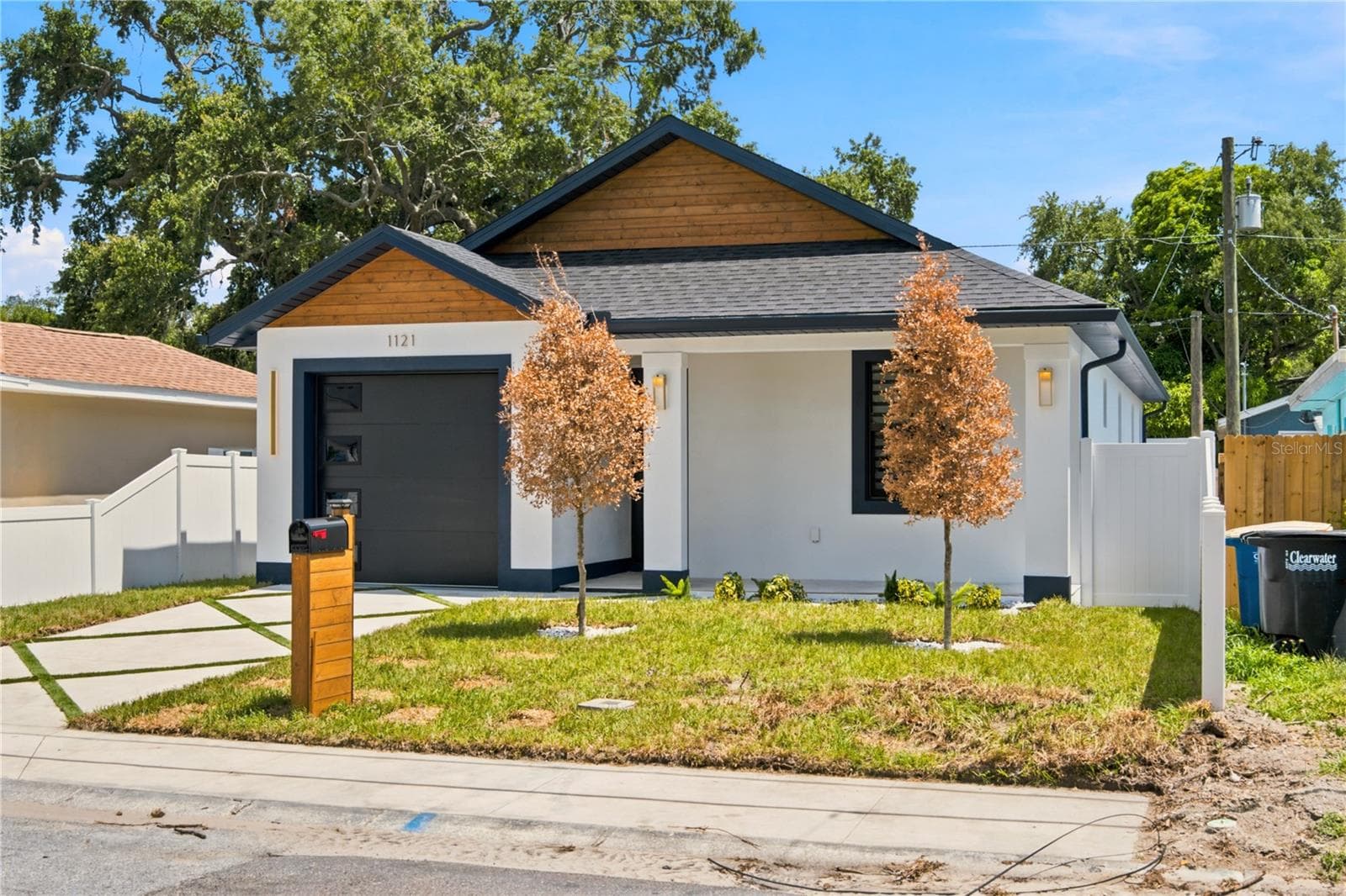 1121 Engman St photo 3