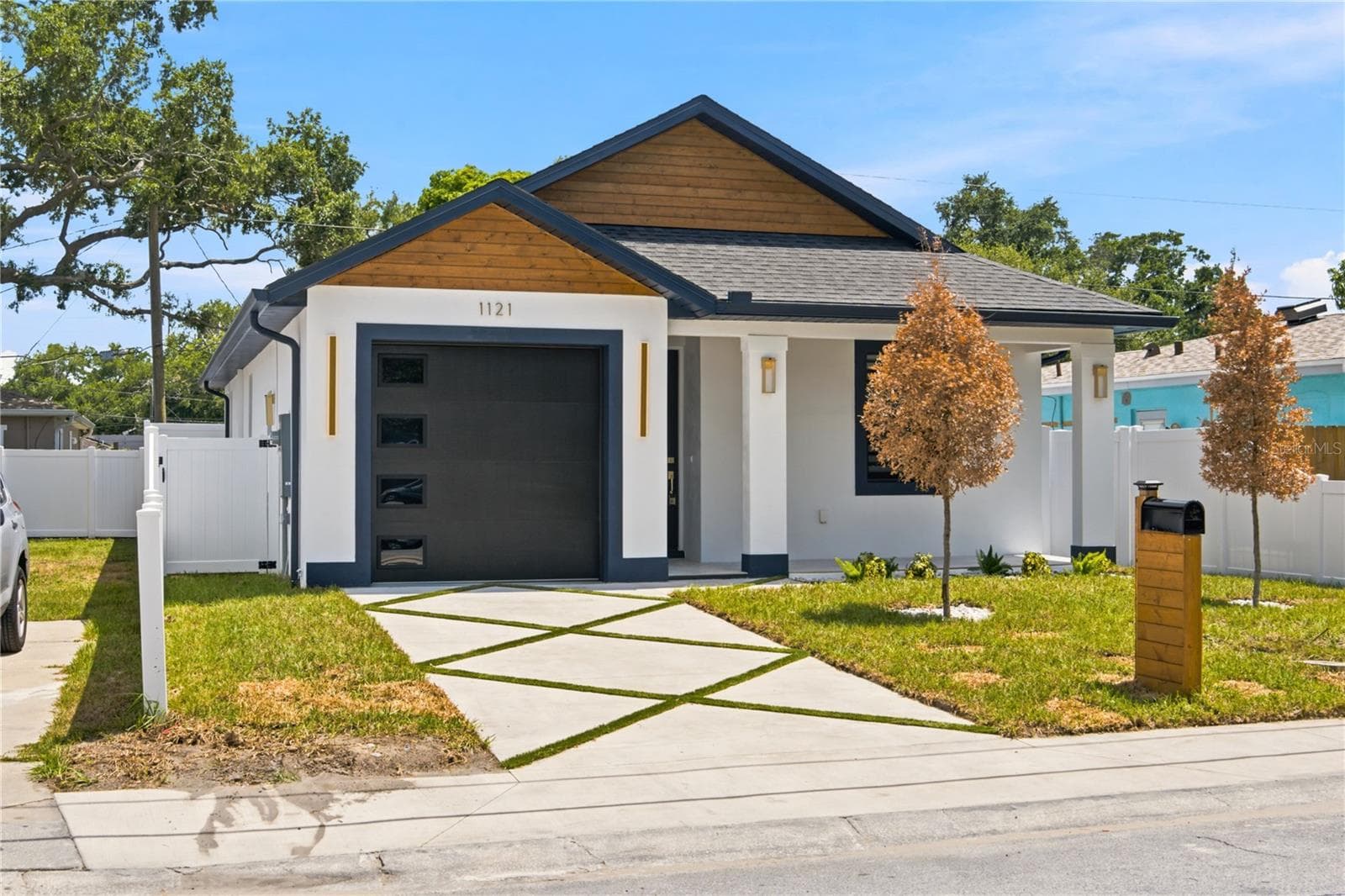 1121 Engman St photo 4