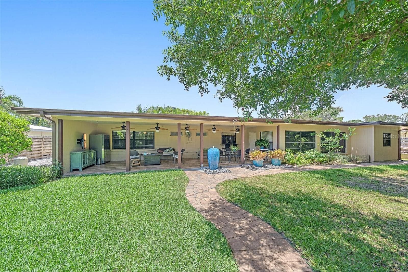 2462 Clematis St photo 2