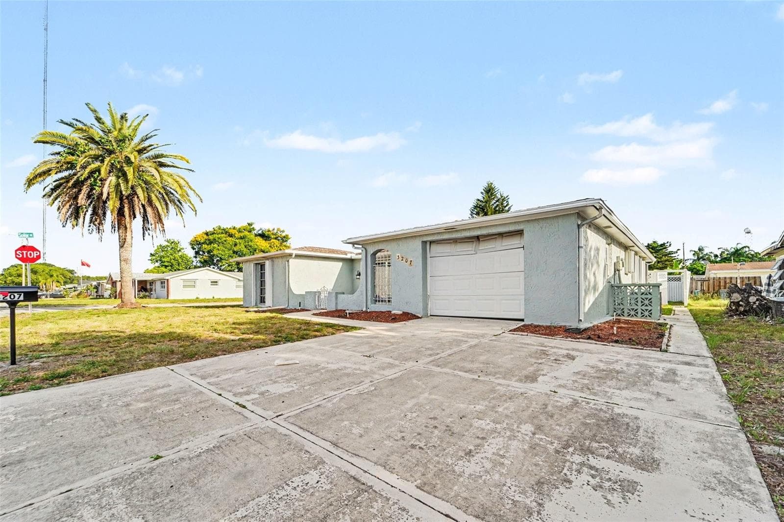 3207 Salisbury Dr photo 2