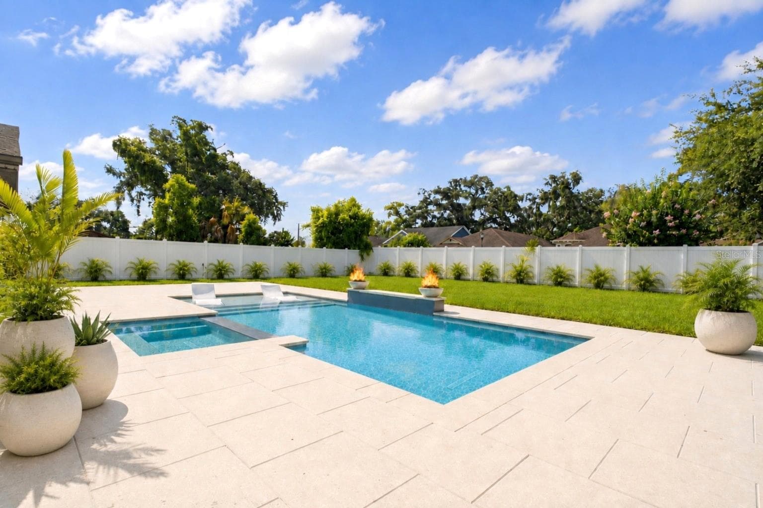 906 Samy Dr photo 2