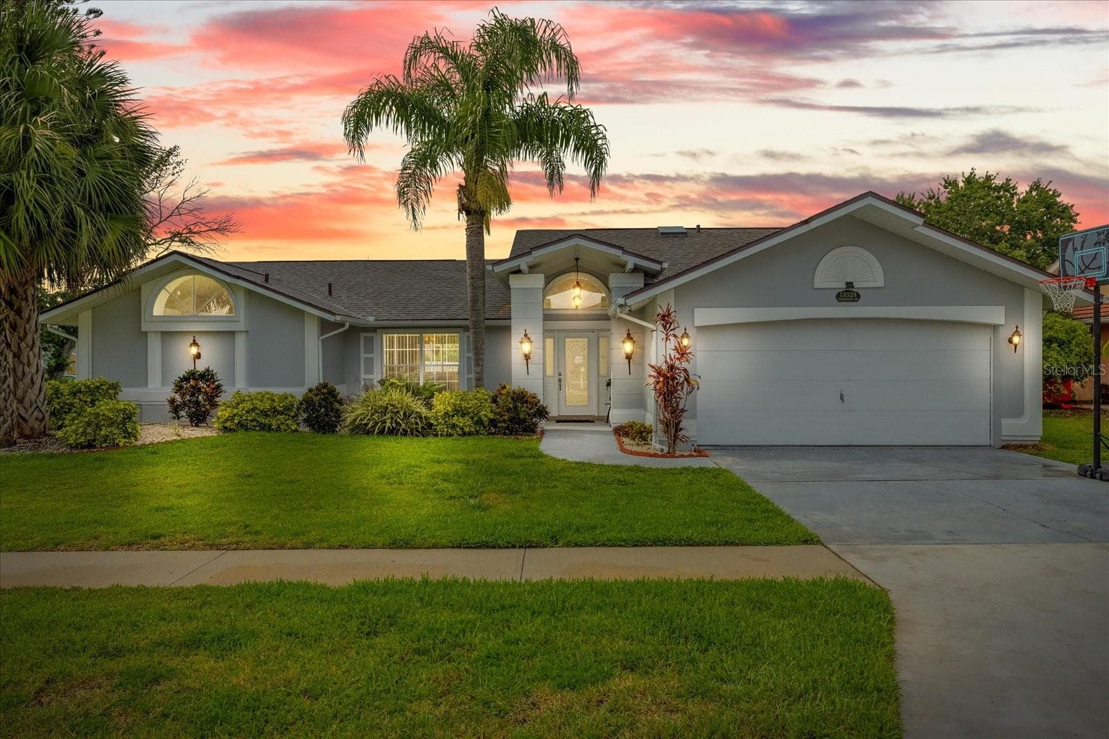13528 Woodside Dr photo 2