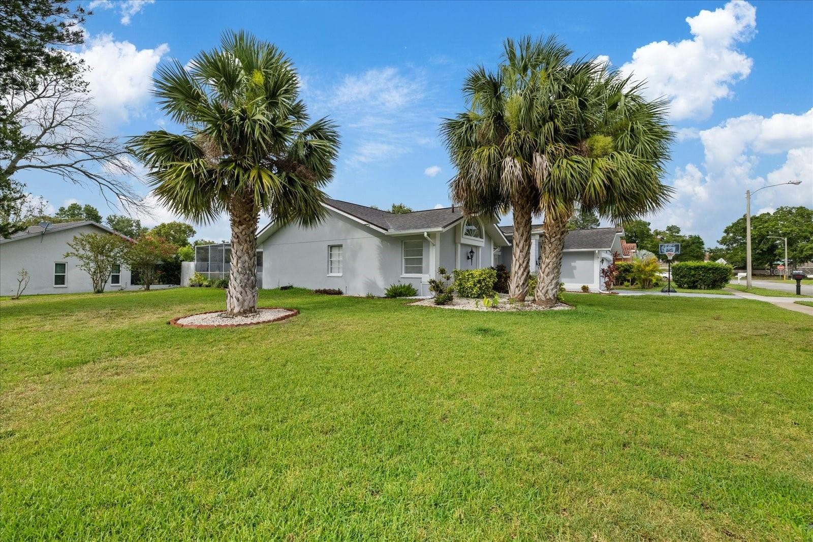 13528 Woodside Dr photo 3