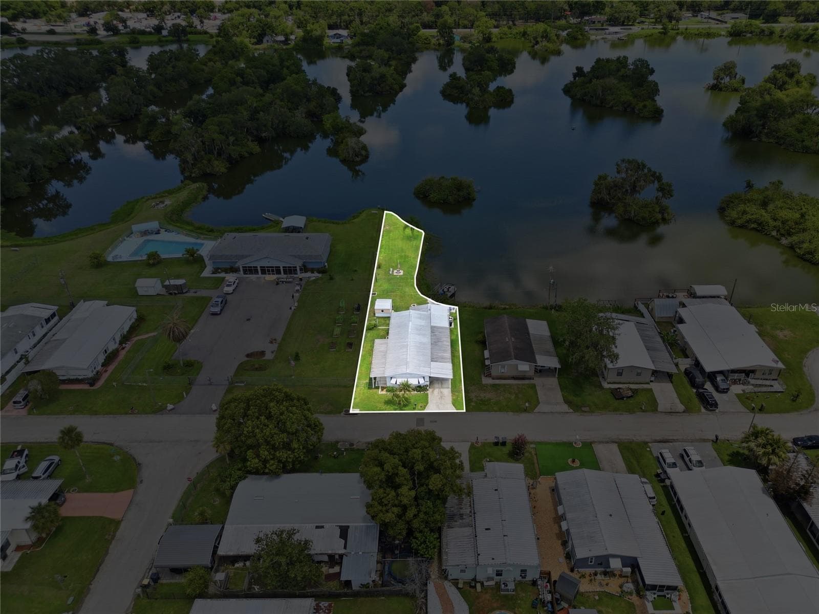 3586 Lazy Lake Dr N photo 4