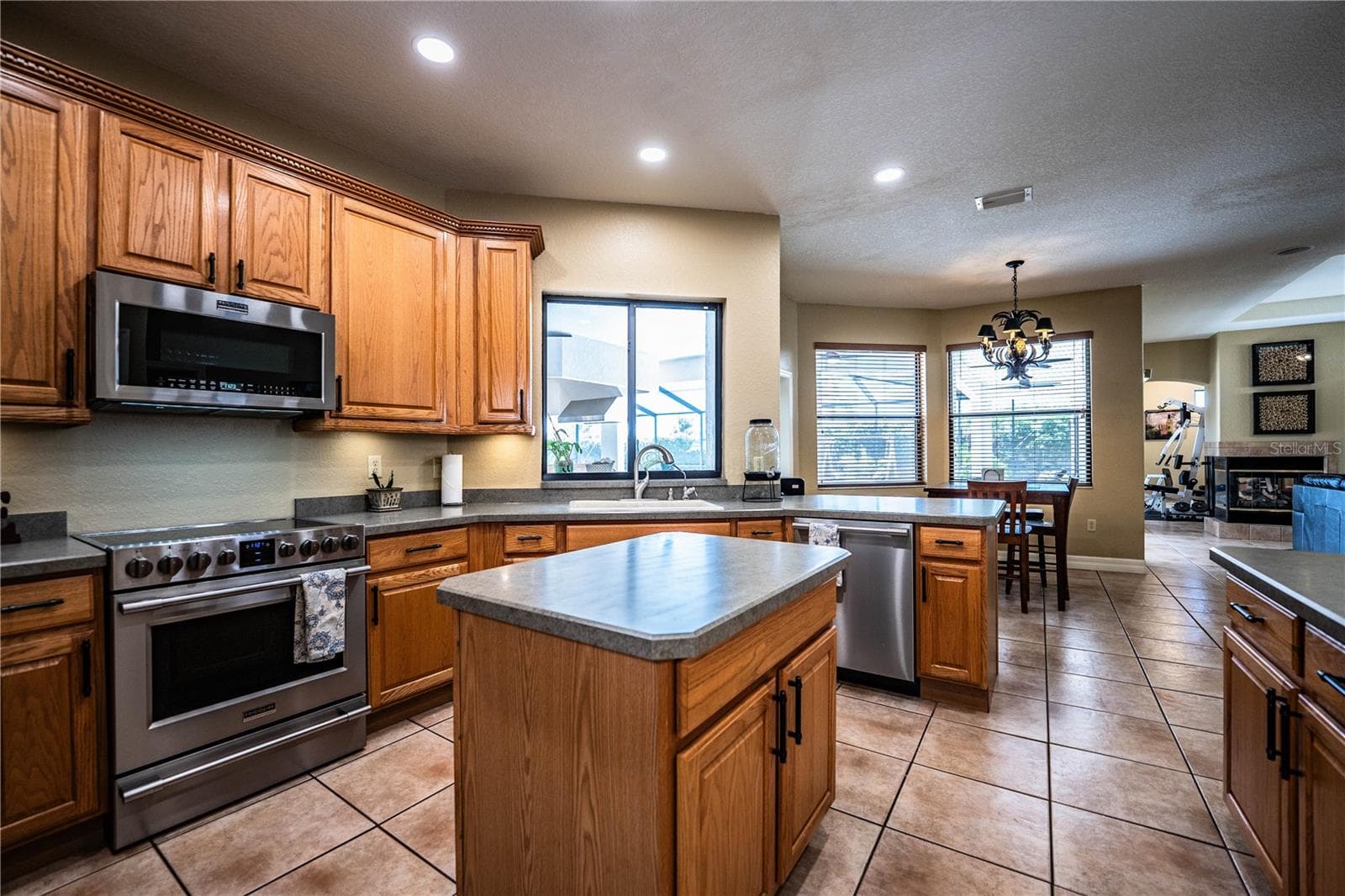 2205 Chesterfield Cir photo 5