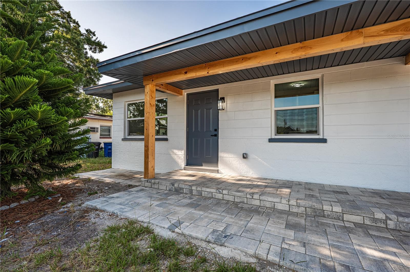 1359 Barry St photo 4
