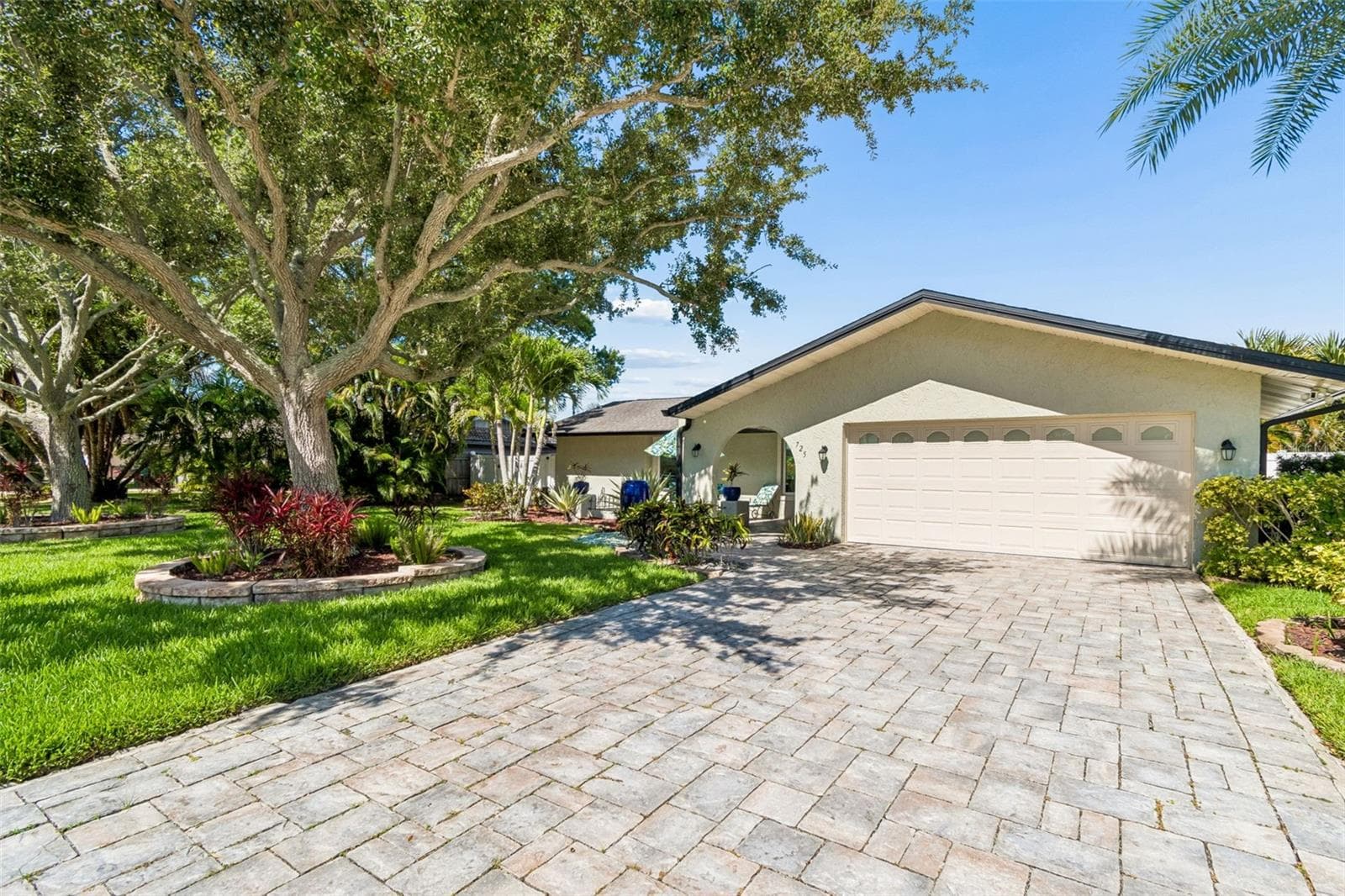 725 Del Oro Dr photo 2