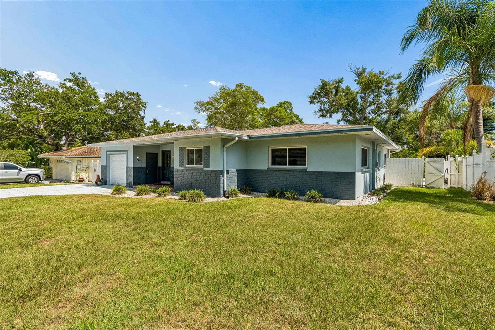 3282 Honeysuckle Rd photo 4
