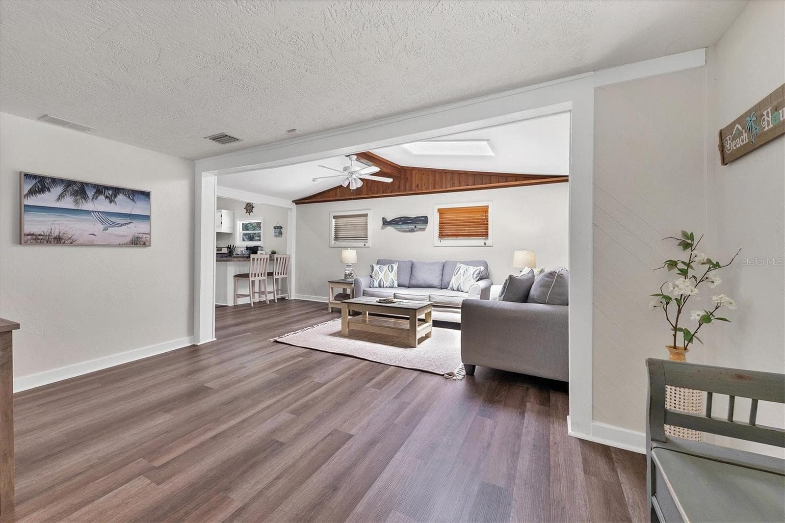 900 Beverly Ave photo 3