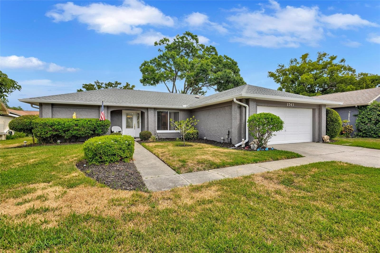 1743 MacDonnell Dr photo 2