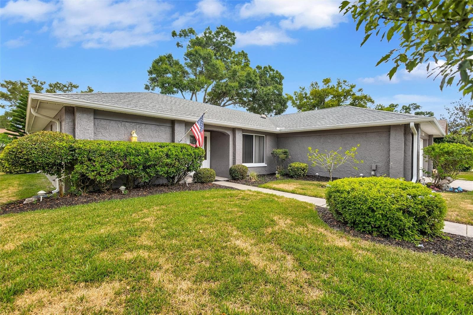 1743 MacDonnell Dr photo 3