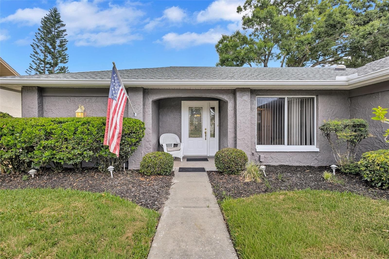 1743 MacDonnell Dr photo 4