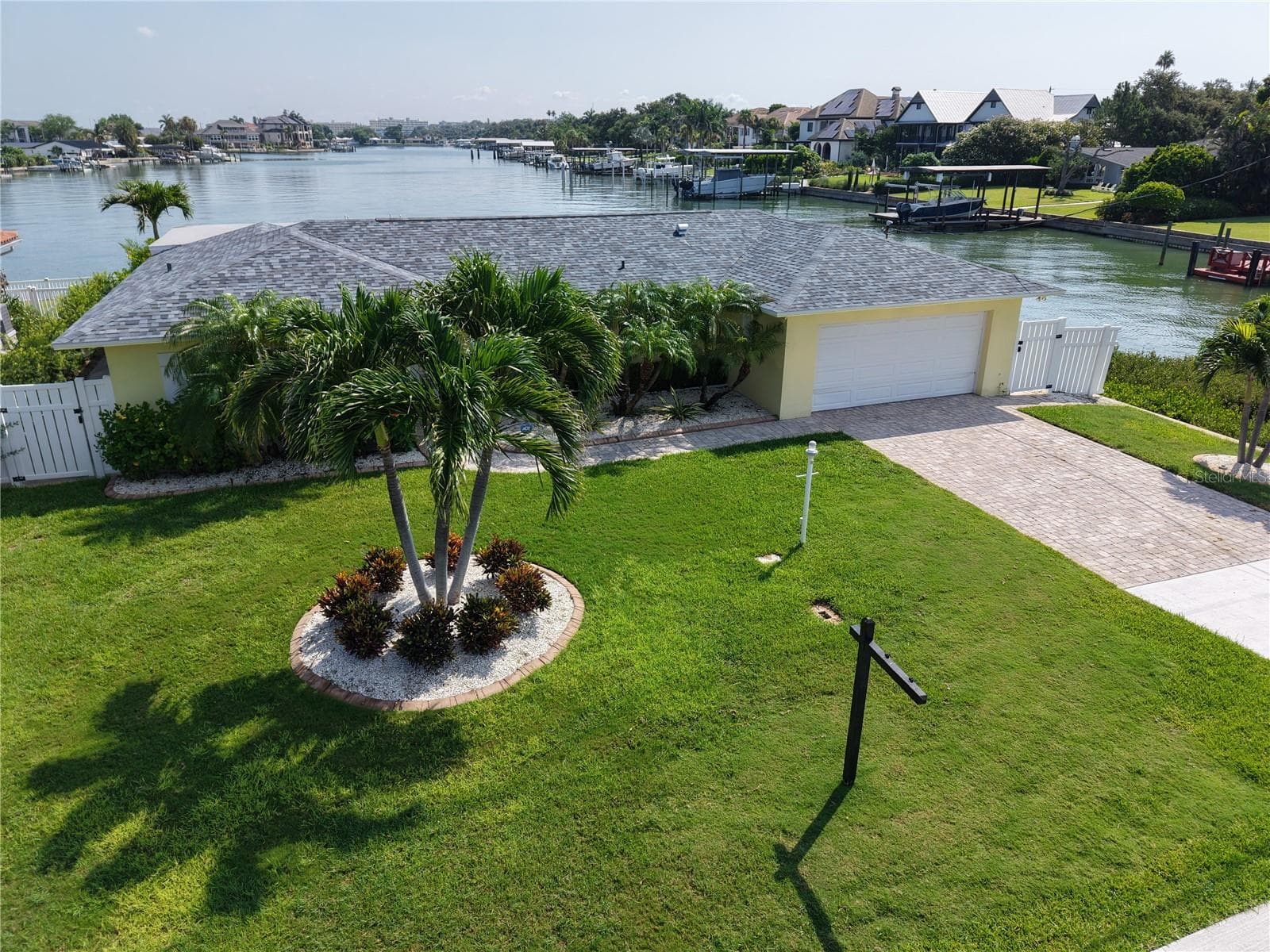 902 Oakwood Dr photo 3