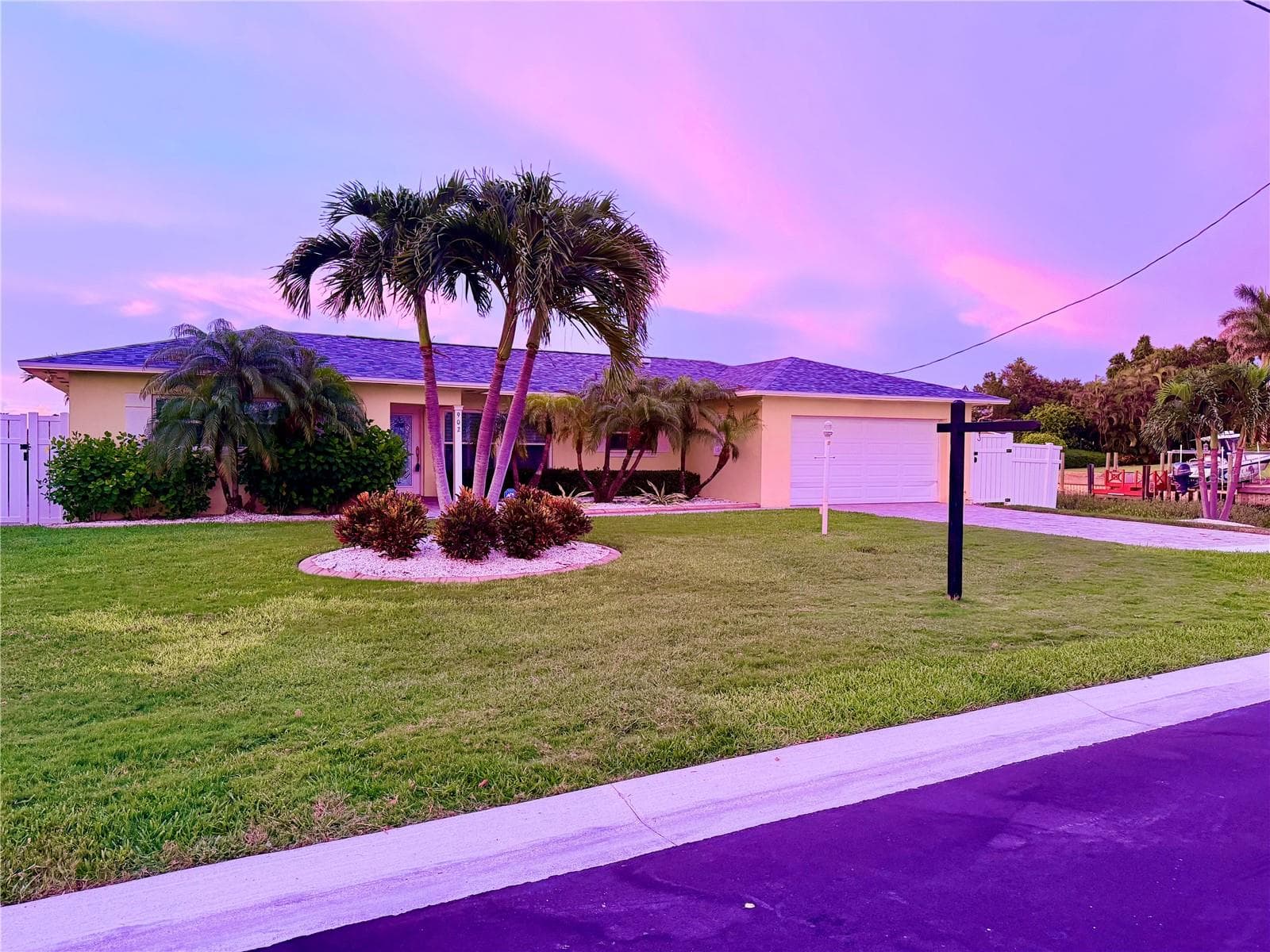 902 Oakwood Dr photo 4