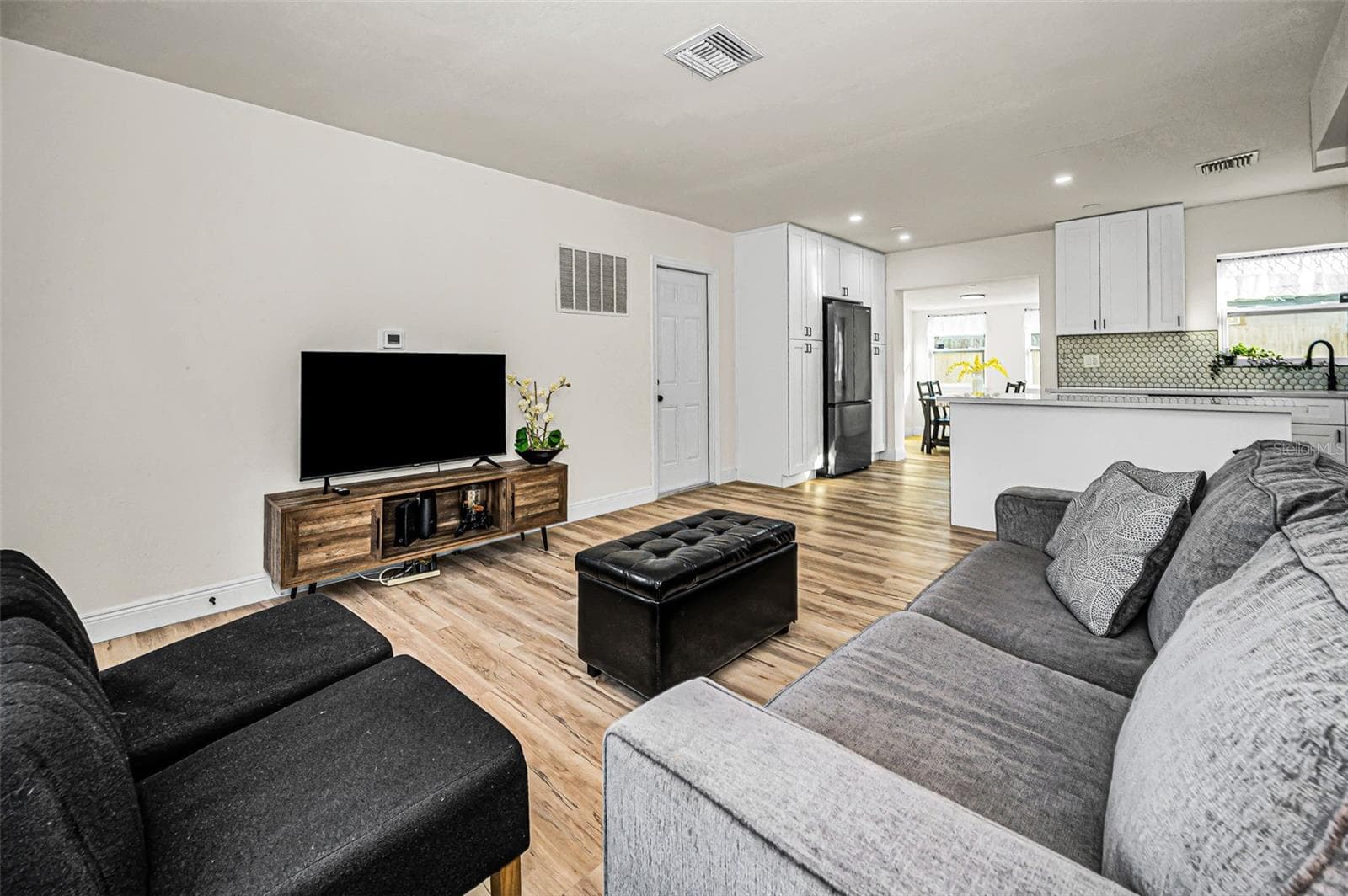 1231 Little John Ln photo 5