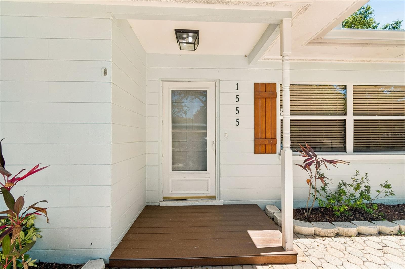 1555 Magnolia Dr photo 3