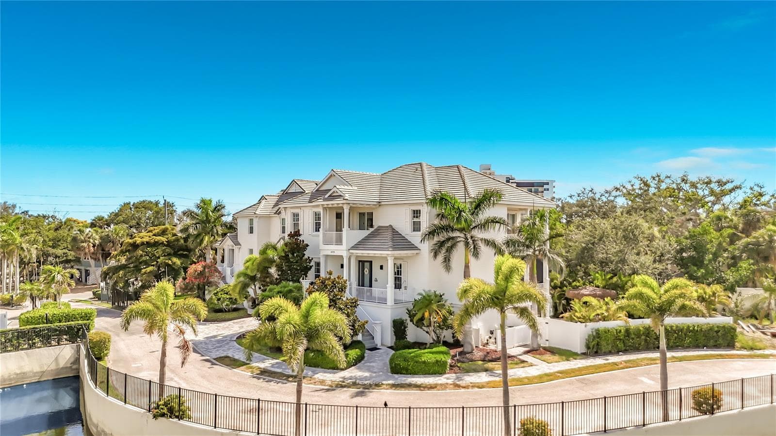 6925 Bochi Cir photo 4