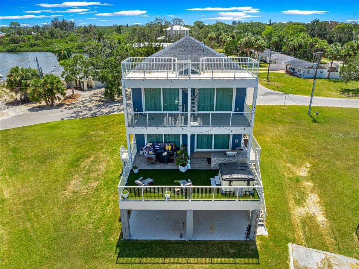 6812 Driftwood Dr photo 3