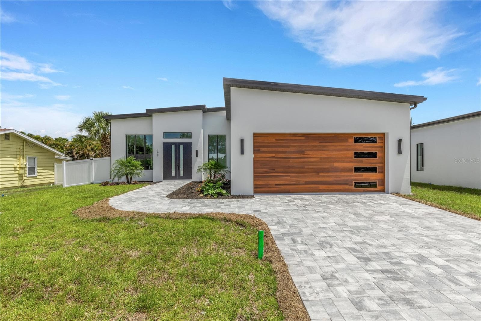 2069 Hibiscus St photo 2