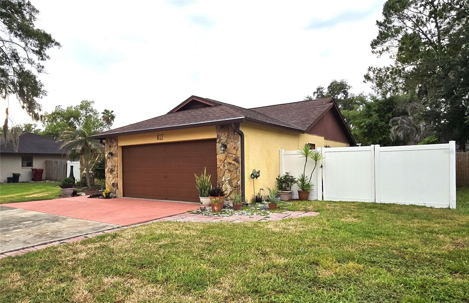 812 Sandalwood Dr photo 3