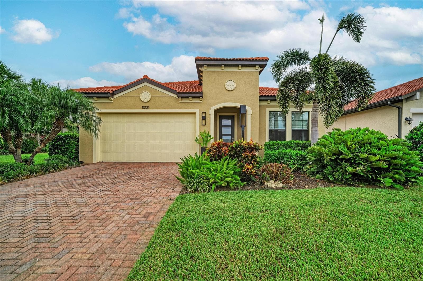 10121 Marbella Dr photo 2
