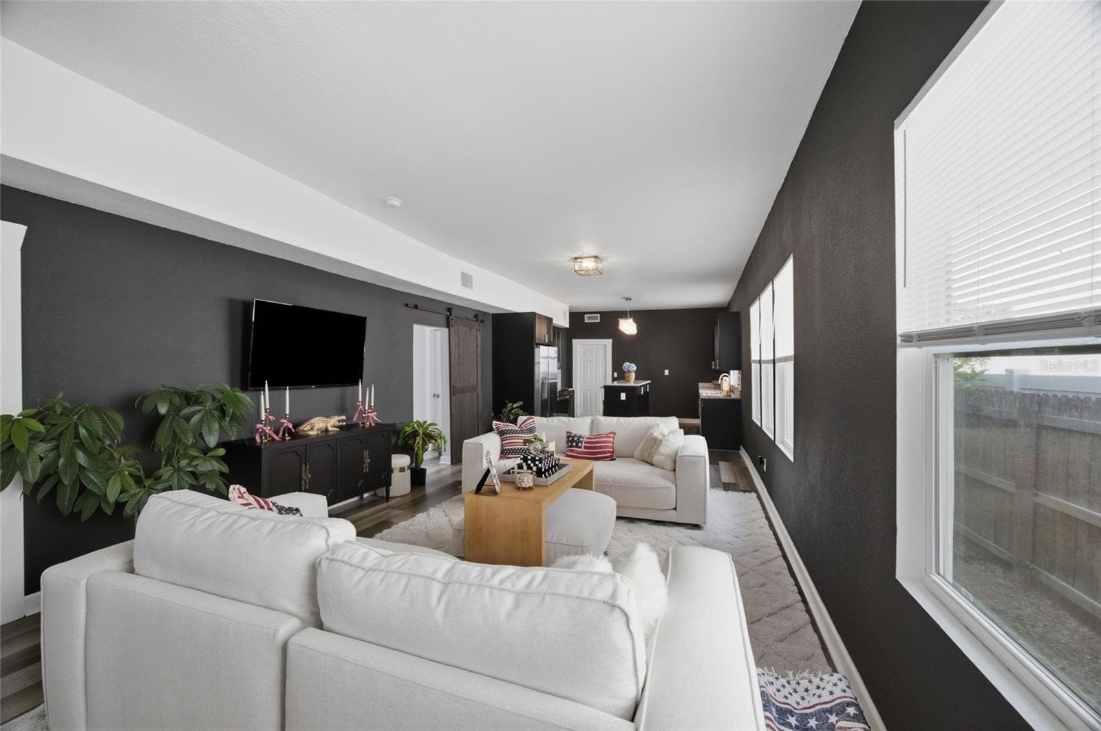 2132 W Beach St photo 4