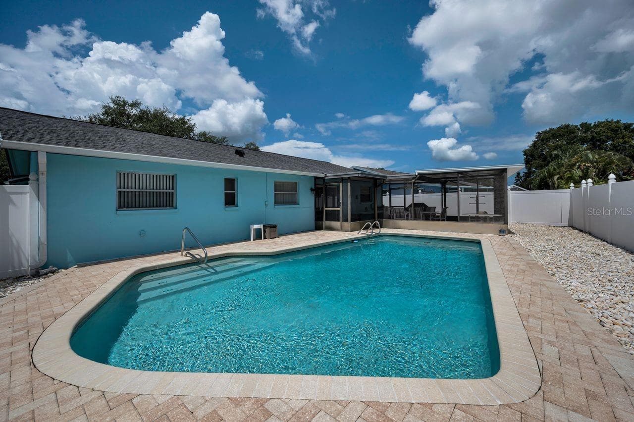 1614 Dale Cir N photo 2