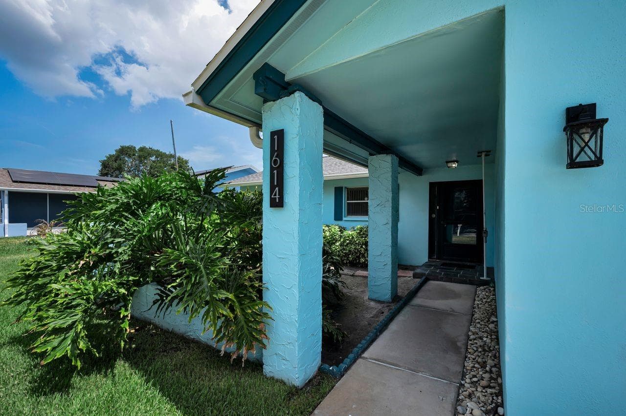 1614 Dale Cir N photo 4