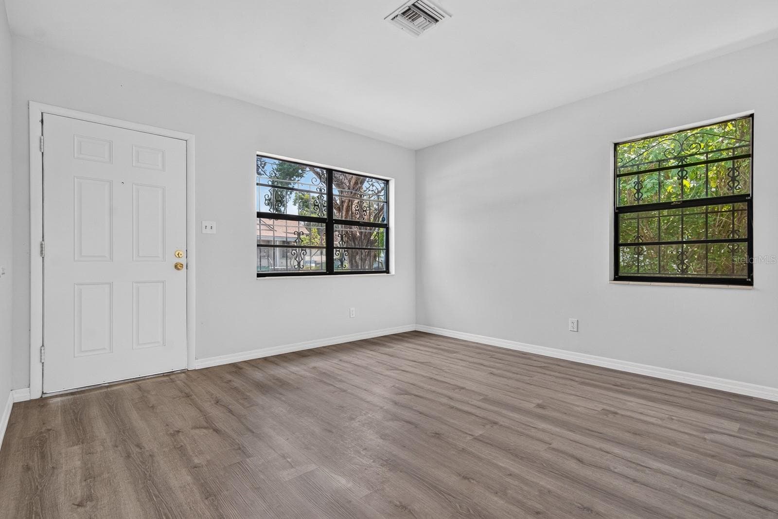 2211 Mallory Ave photo 4
