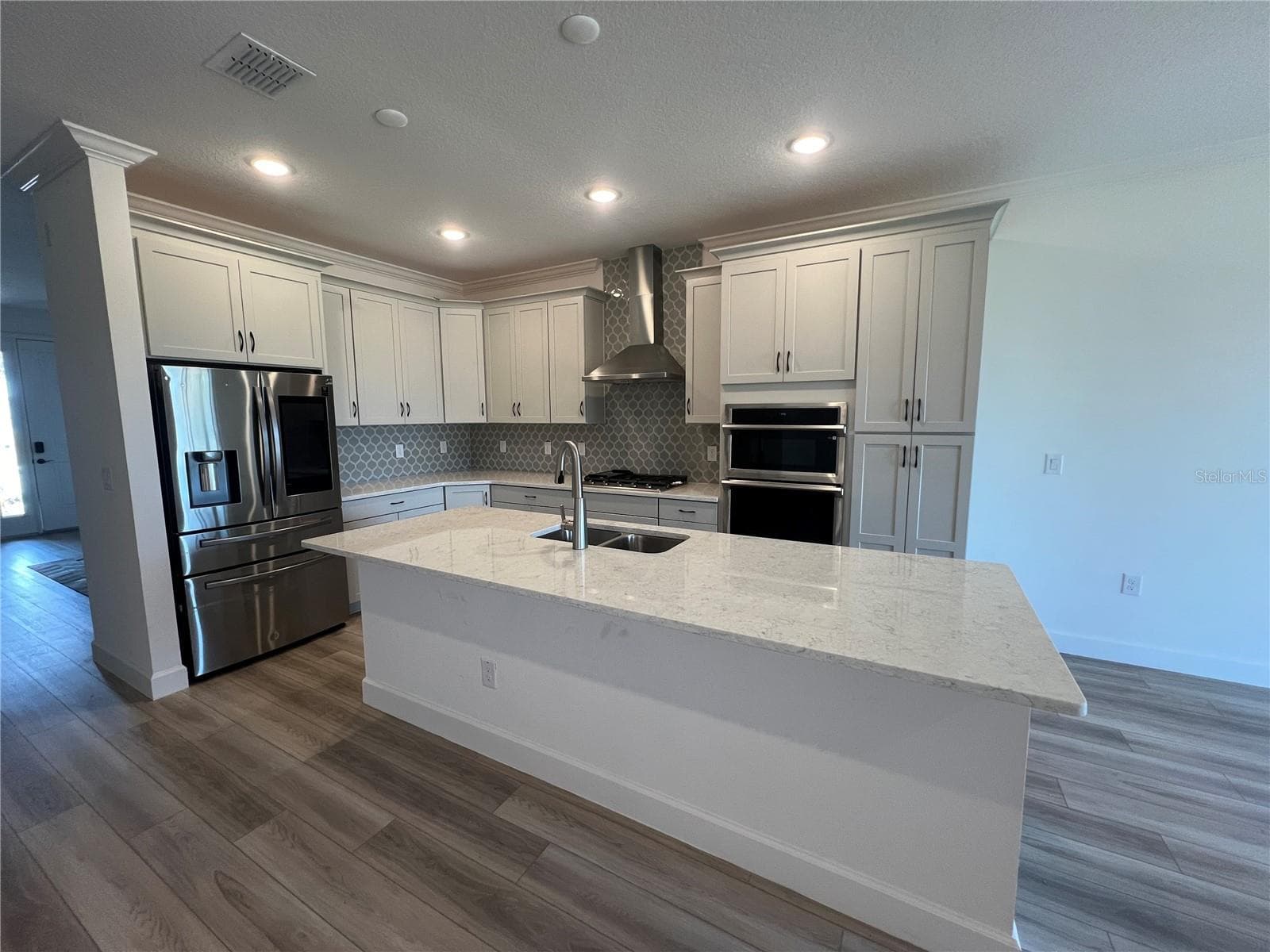 931 Signet Dr photo 2