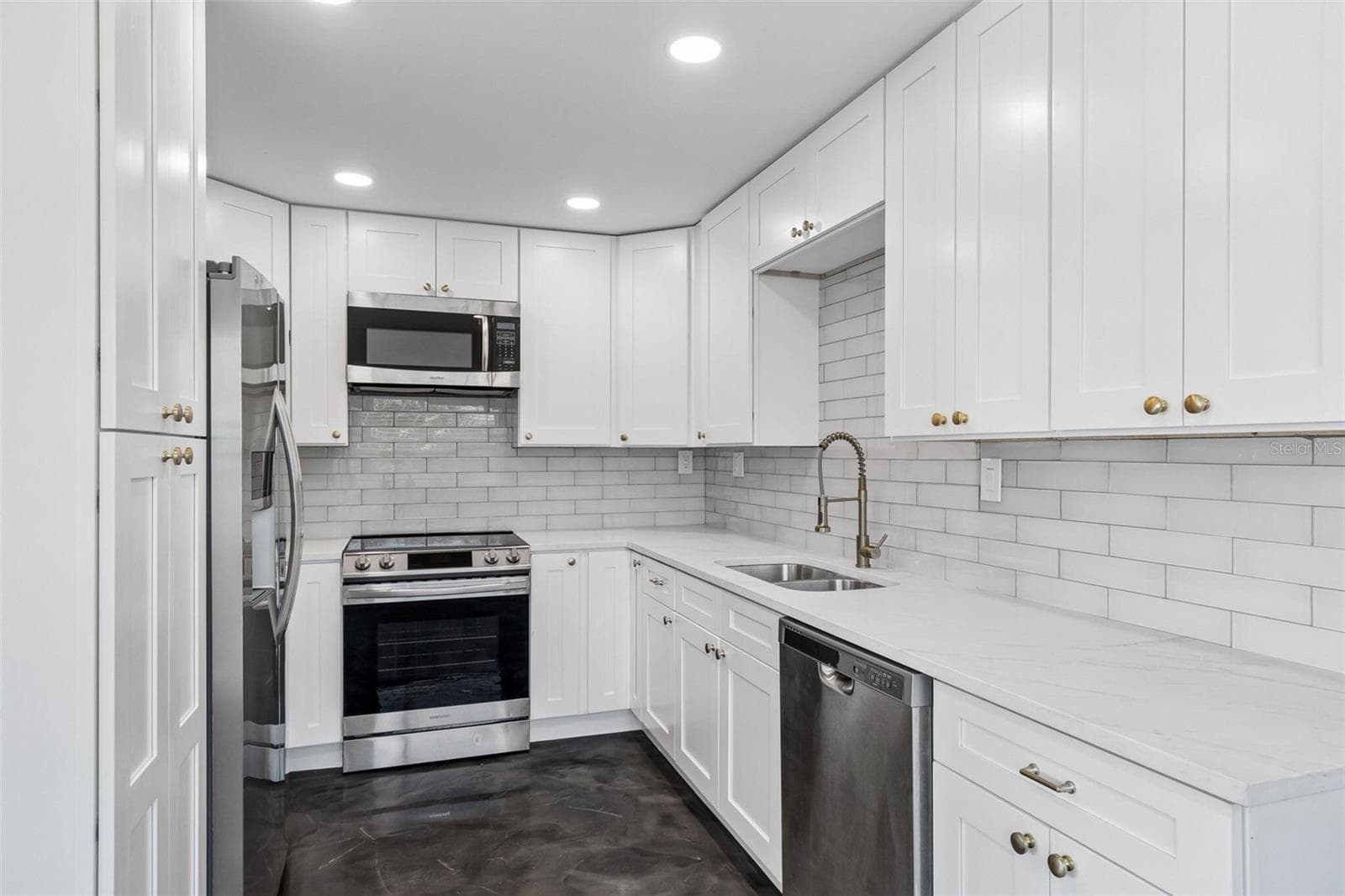 4125 Grove photo 3