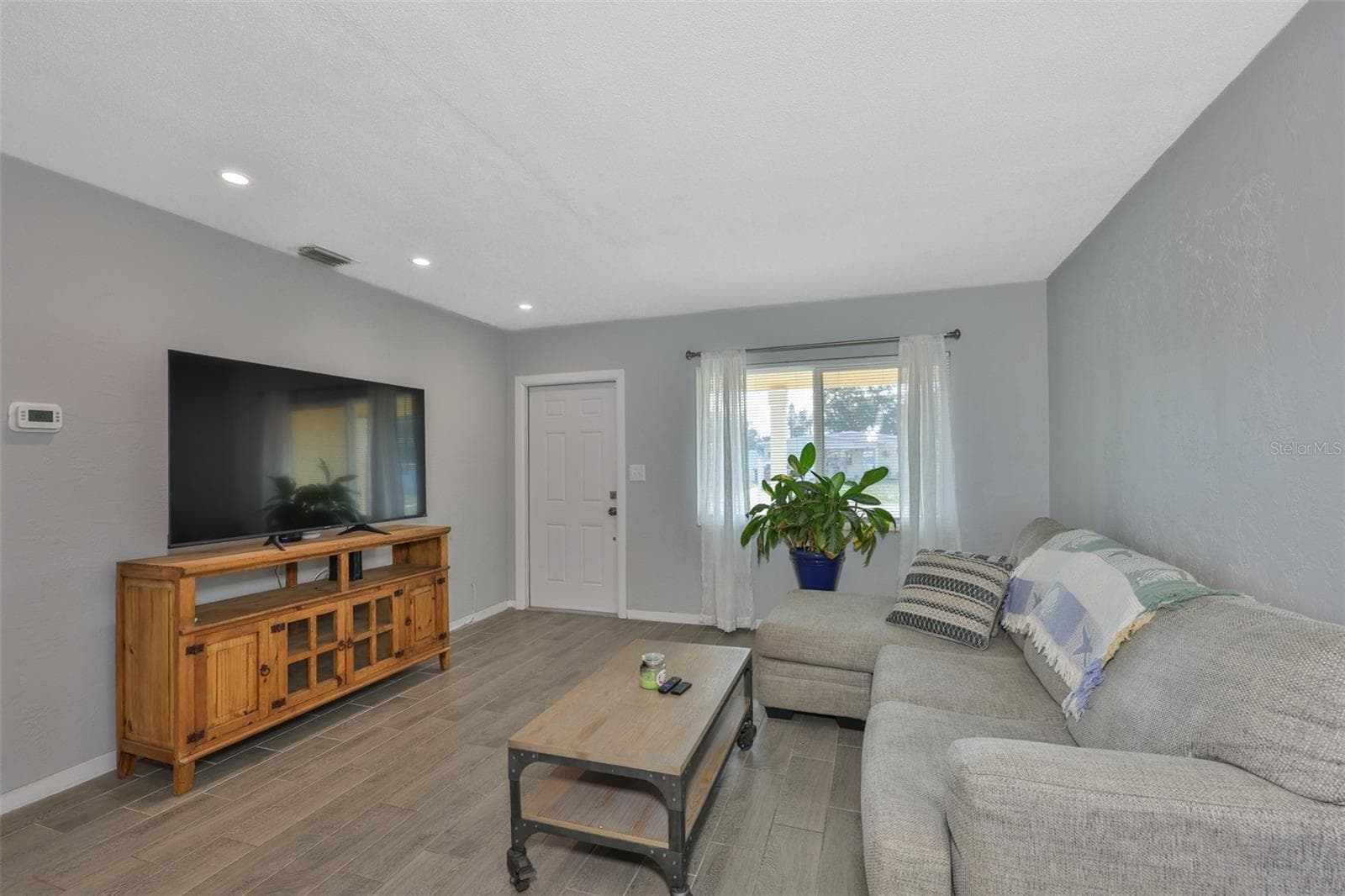 3242 Kingston St N photo 5