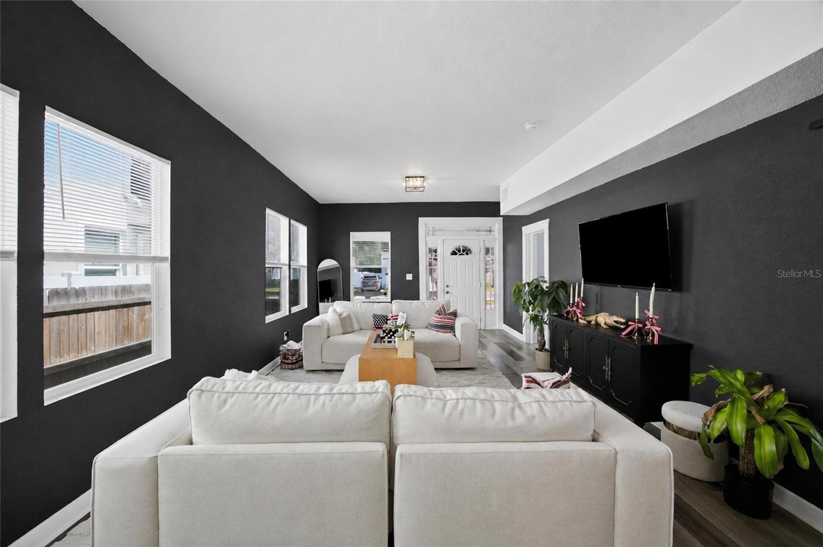 2132 W Beach St photo 5