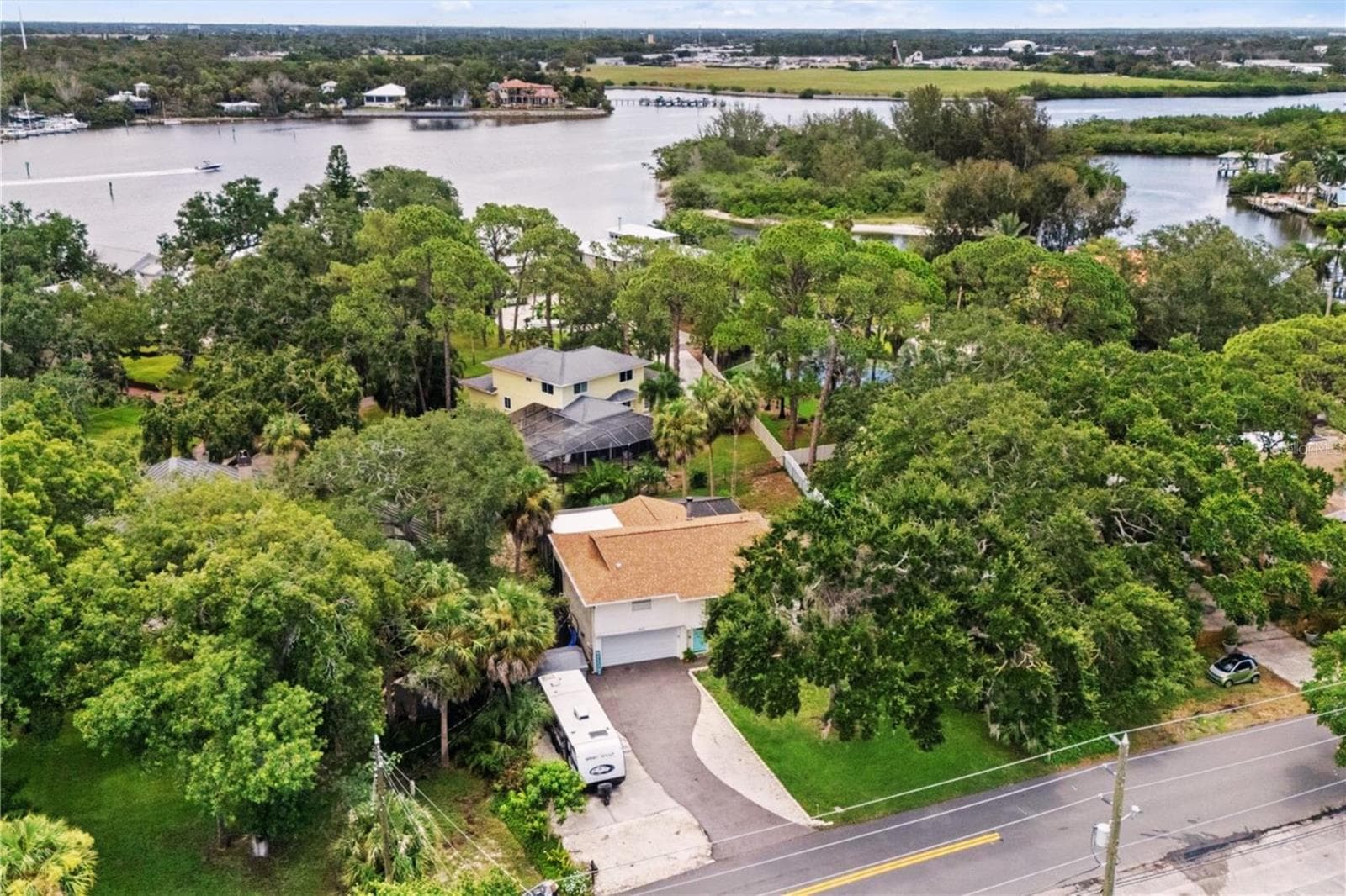 1410 Riverside Dr photo 2