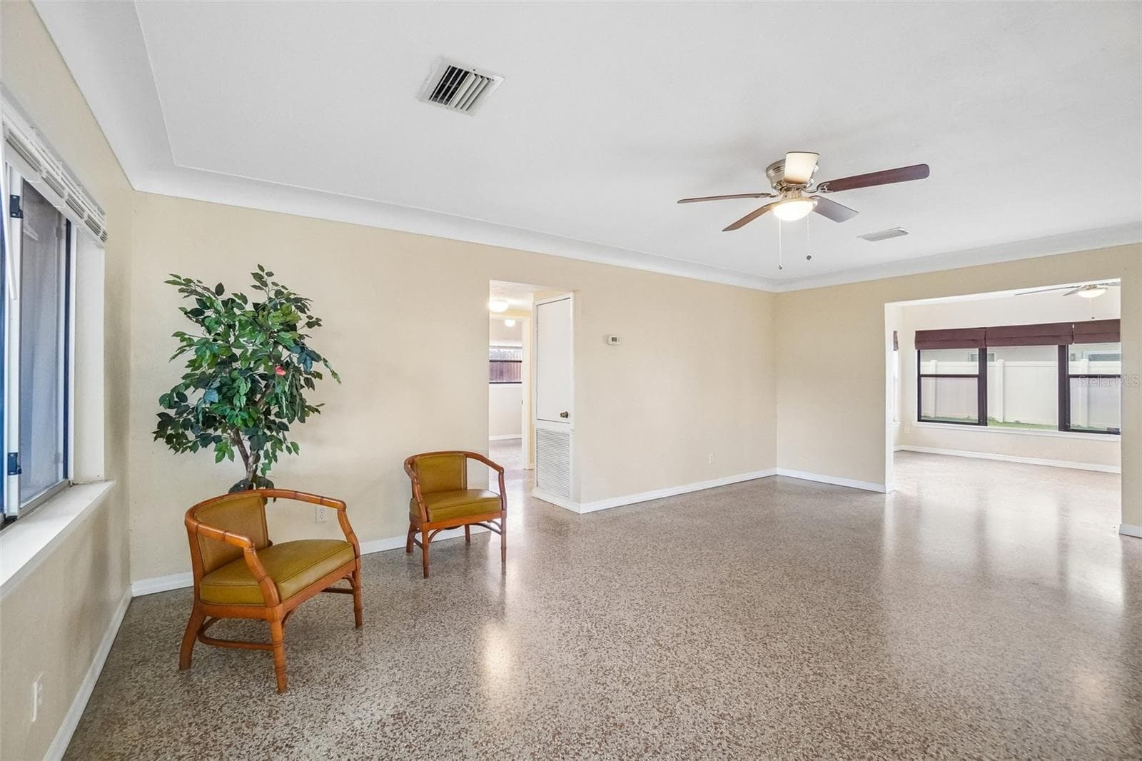 1421 Temple St photo 5