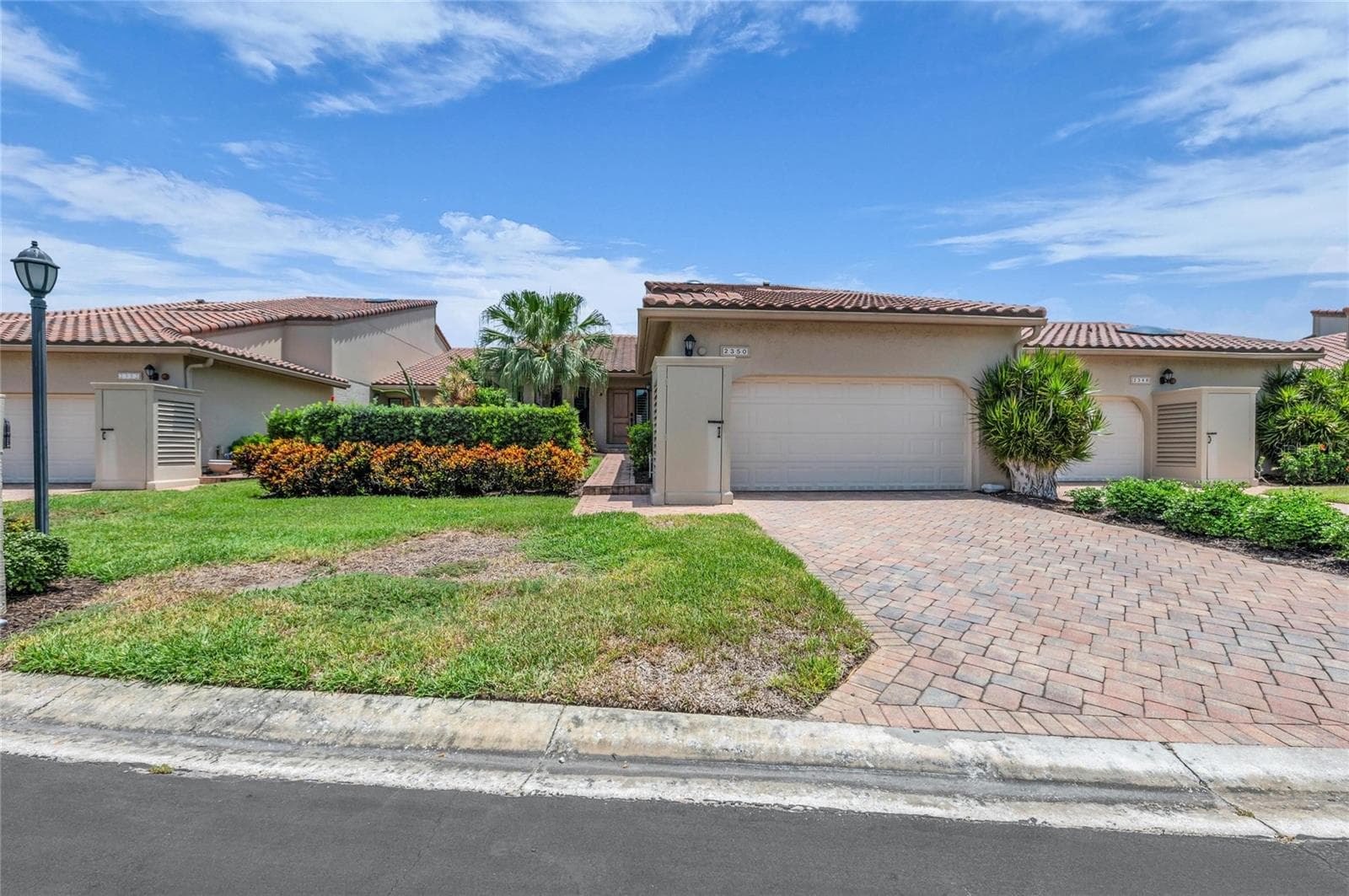2350 Harbour Oaks Dr photo 2