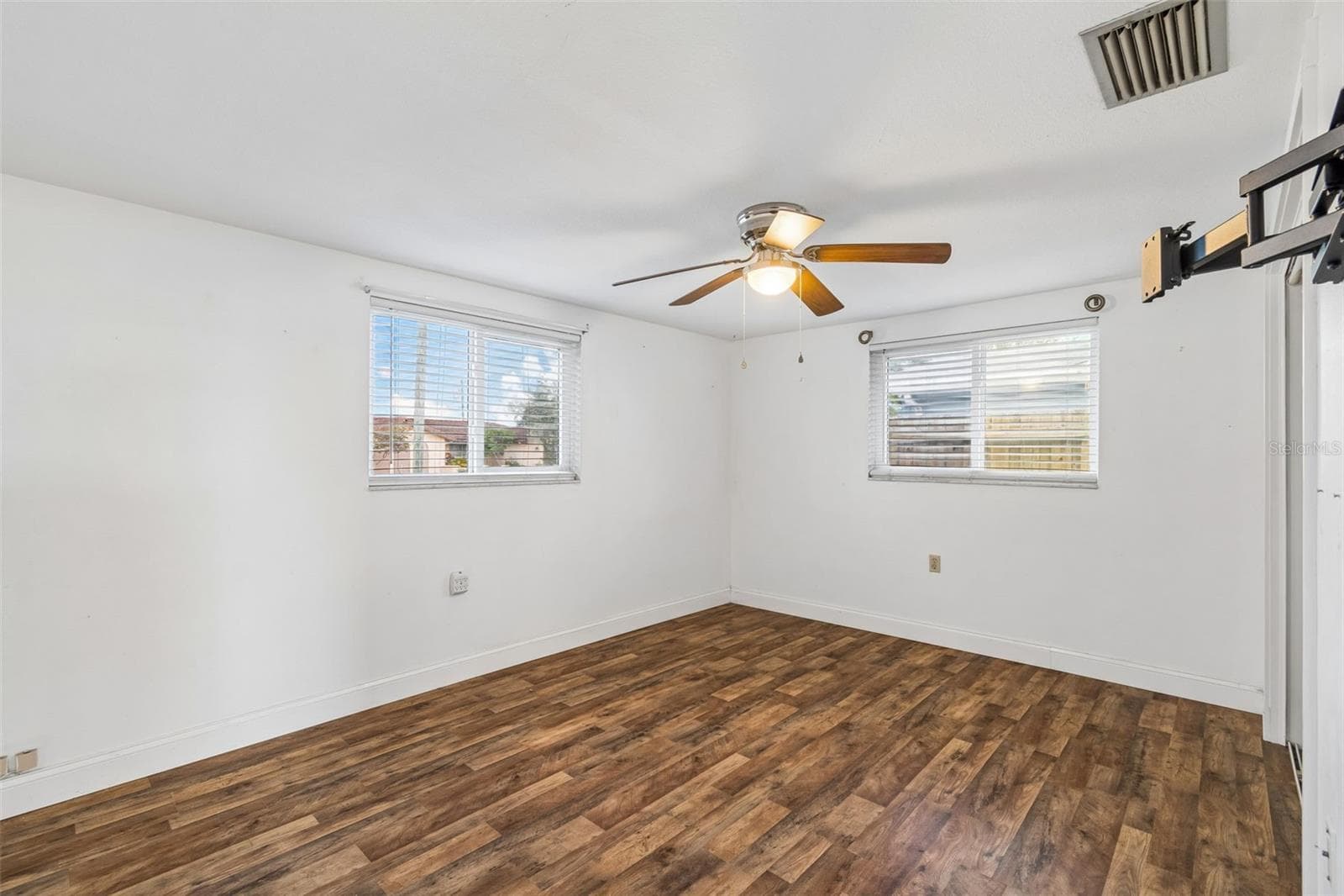 1056 Tamarac Dr photo 5